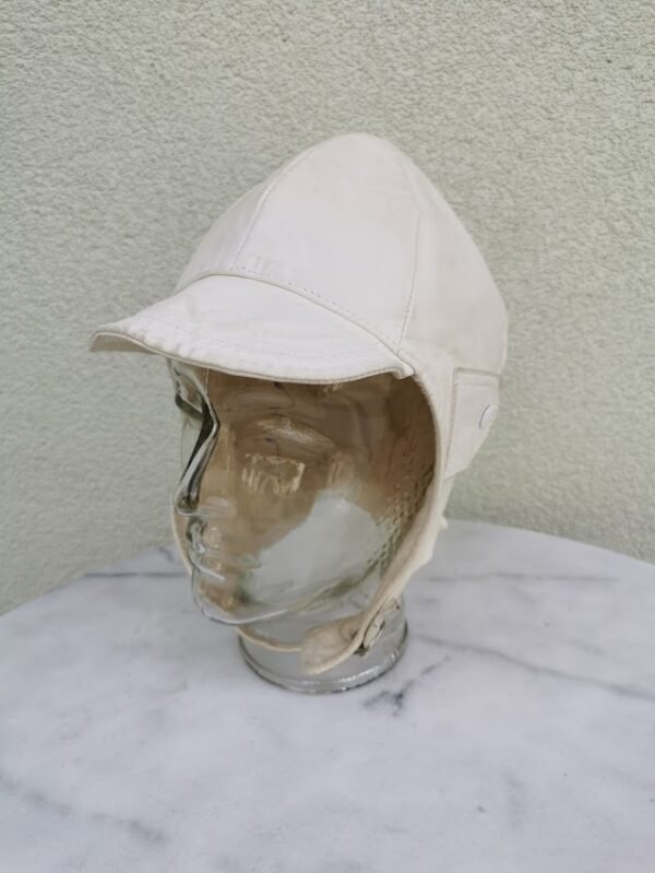 Lakūno, piloto, motociklisto, motociklininko, originali, odinė, baltos spalvos kepurė. Kaina 63