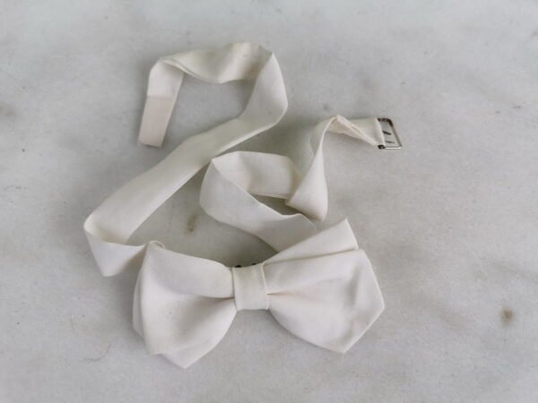 Peteliškė balta antikvarinė. Kaina 18