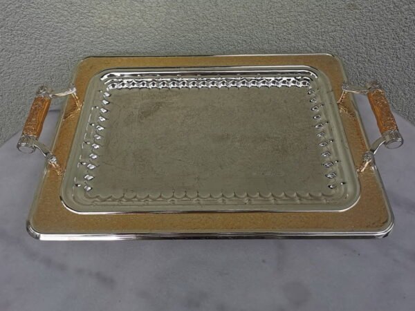 Padėklas metalinis su rankenėlėmis, puošnus, vintažinis. Kaina 48