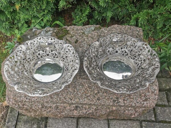 Dubenys, vazos metalinės, sidabruotos, ažūrinės. 2 vnt. Kaina po 58