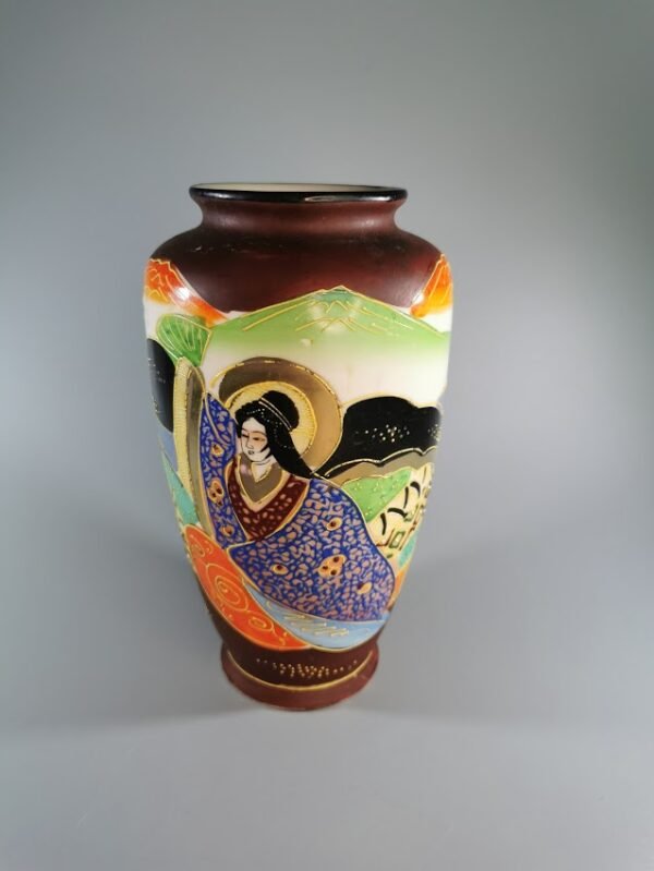 Vazelė Satsuma porcelianinė, japoniška, antikvarinė. Kaina 28