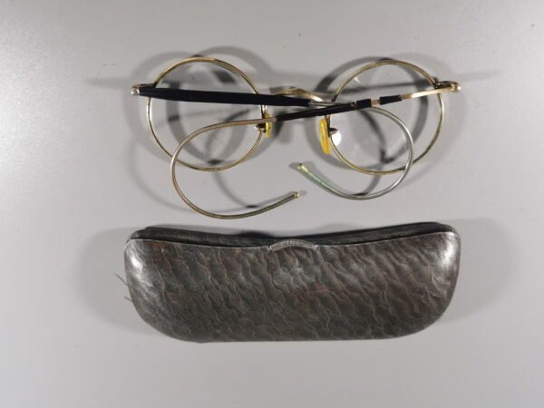 Akiniai antikvariniai, auksuoti dėžutėje. Kaina 53