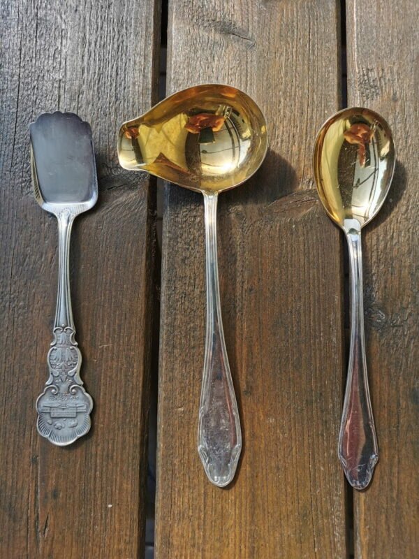 Stalo įrankiai antikvariniai, sidabruoti. PARDUOTAS pirmas ir vidurinis. Kaina po 4