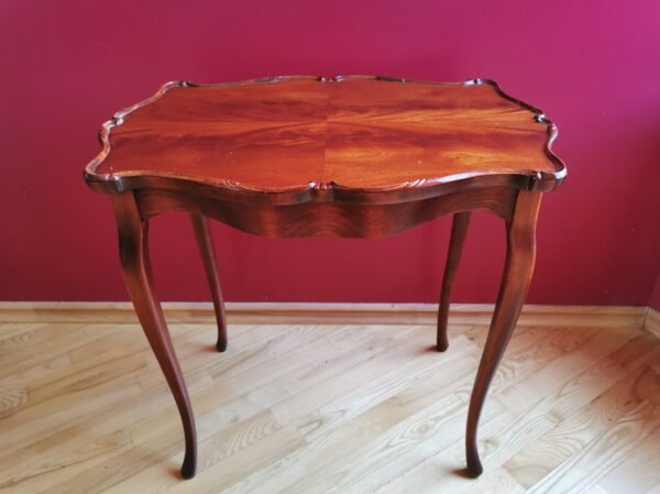 Staliukas nedidelis, stovelis antikvarinis, lempos, kavos. Tvirtas ir stabilus. Kaina 68