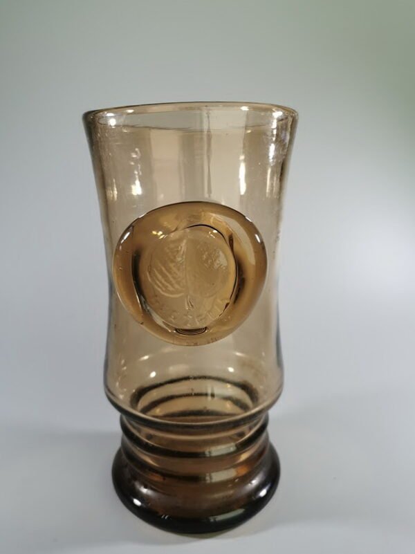 Bokalas, stiklinė tarybinių laikų alaus baro "BERŽELIS" Kaune, Dainavos r. (dabartinis "Kvieslys") Talpa 0,5 ltr. Kaina 127