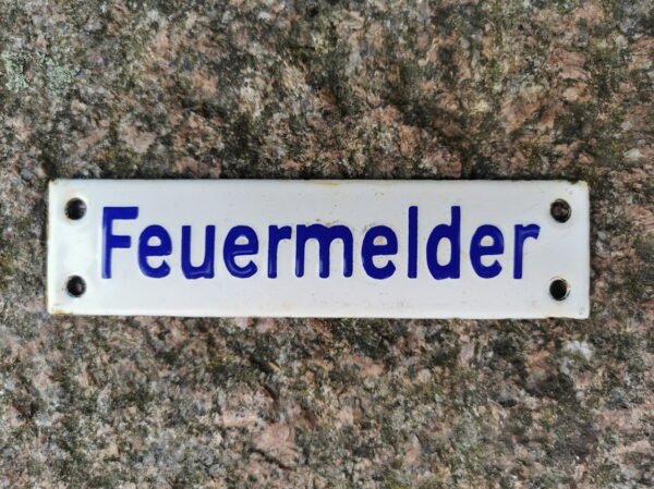Lentelė storos skardos, emaliuota, reljefinė, antikvarinė Feuermelder (Gaisro signalizacija). Kaina 23