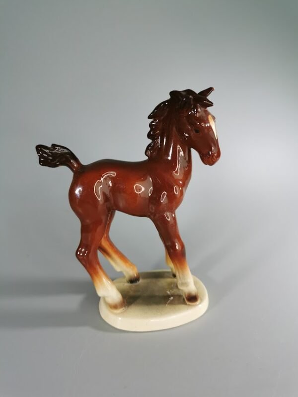 Statulėlė porcelianinė Kumeliukas, žirgas, arklys. Hertwig. Vokietija. Kaina 38