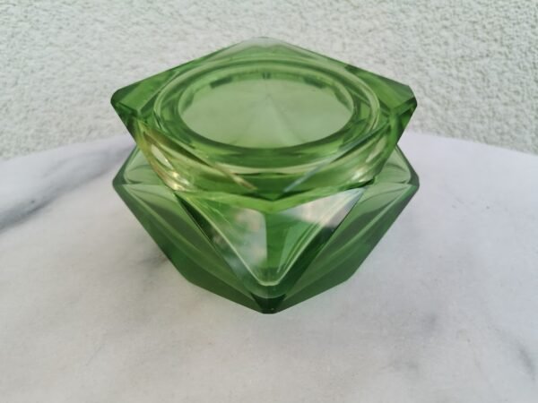 Dėžutė šlifuoto stiklo, Art Deco stiliaus, antikvarinė. Kaina 42