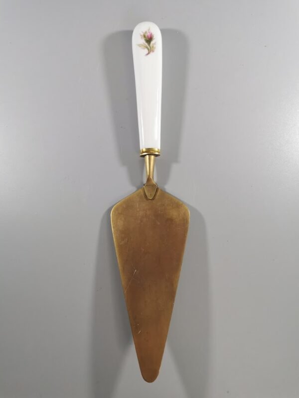 Mentelė, lopetėlė tortui, pyragaičiams antikvarinė, porcelianine rankena. Kaina 28