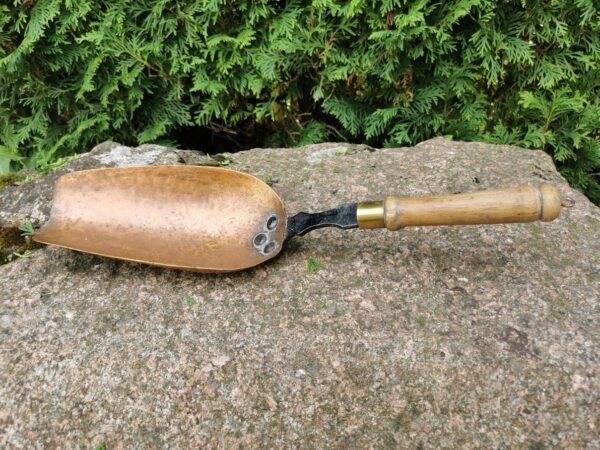 Samtelis antikvarinis, varinis, kaltinis, medine rankena. Kaina 53