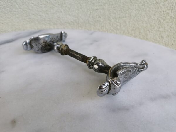 Rankenėlės langų antikvarinės, 1 pora. Kaina 28