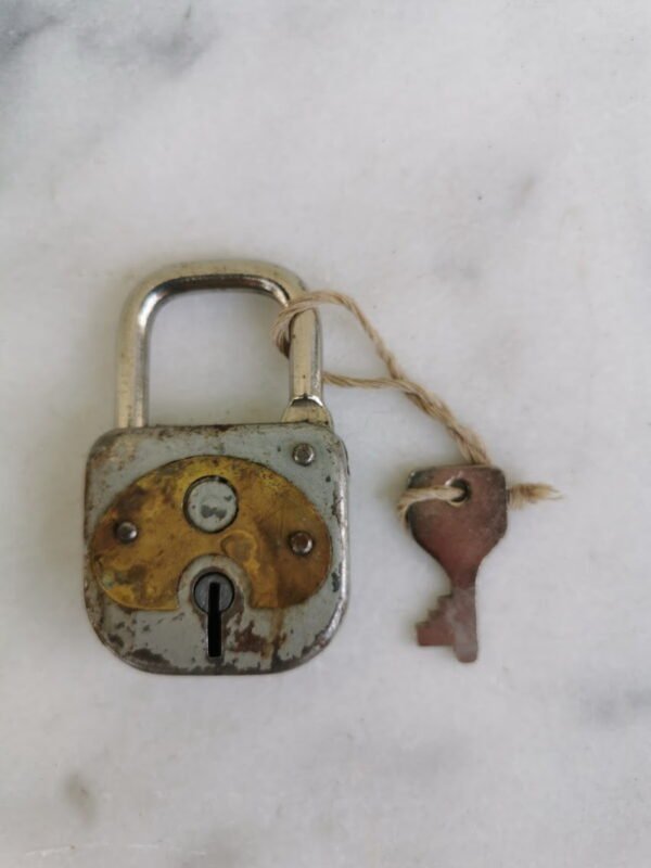 Spynelė antikvarinė. Veikianti. Kaina 22