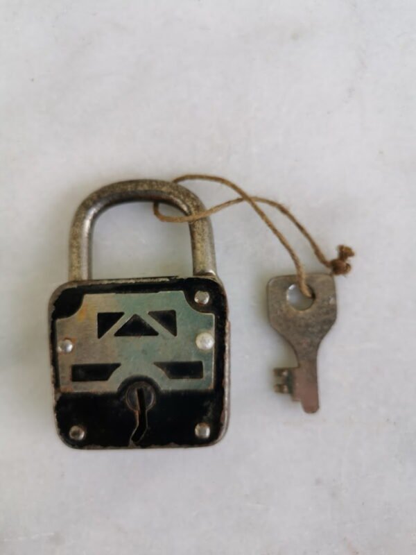 Spynelė antikvarinė. Veikianti. Kaina 22