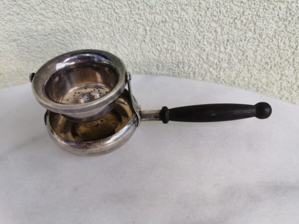 Sietelis, koštuvas arbatai medine rankena, antikvarinis, sidabruotas. Kaina 23