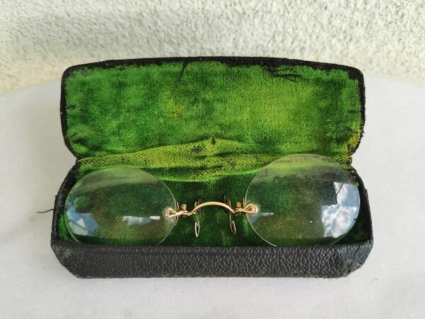 Pensne akiniai antikvariniai, auksuoti, dėžutėje. Kaina 68