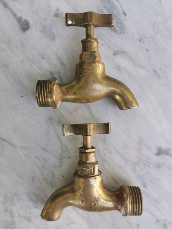 Kraneliai, čiaupai žalvariniai. 2 vnt. Kaina po 8