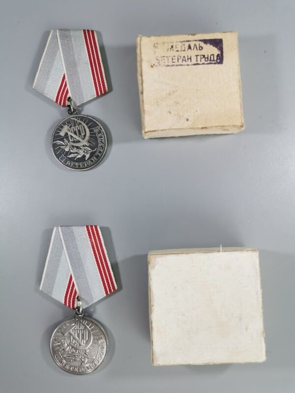 Medaliai su dėžutėmis Darbo veteranas, tarybiniai, sovietinių laikų. 2 vnt. Kaina po 11