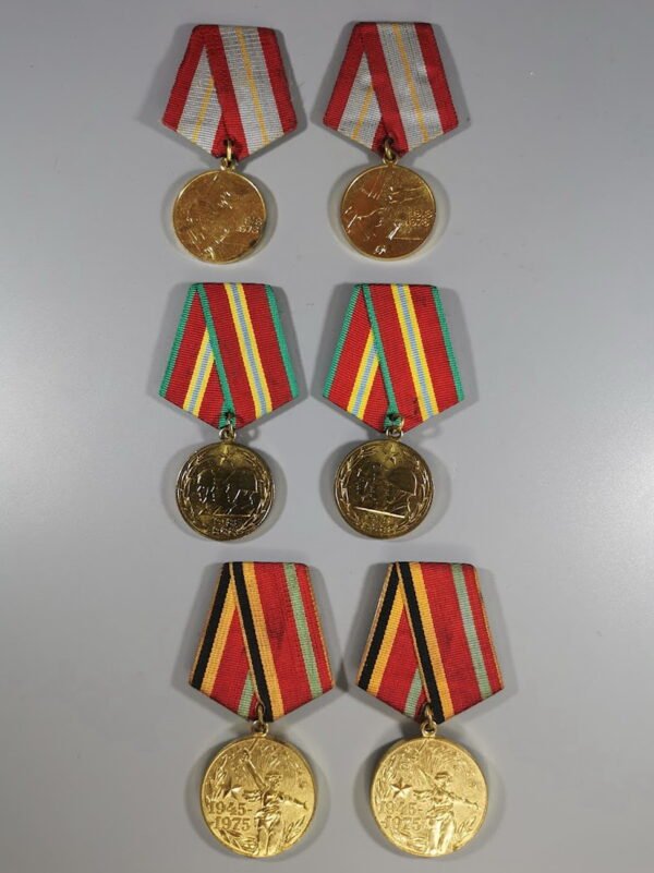 Medaliai tarybiniai, kariniai, įvairūs, sovietinių laikų. 3 vnt. Kaina po 11. PARDUOTI VIRŠUTINĖJE IR APATINĖJE EILĖJE ANTRI, VIDURINĖJE ABU