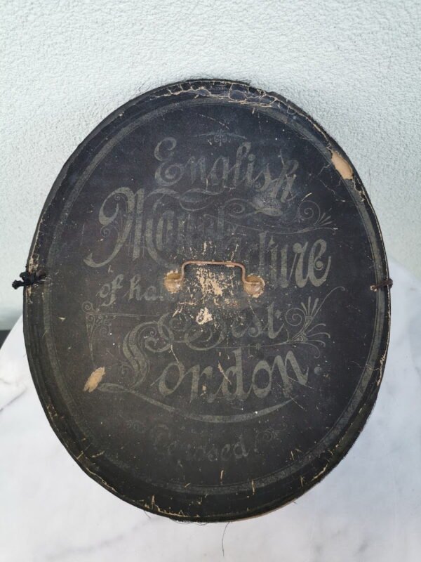 Dėžė cilindro - skrybėlės antikvarinė. Kaina 22