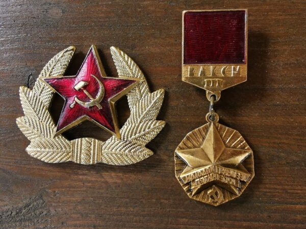 Kokarda, ženklelis tarybiniai. Kokarda be ūselių. Kaina po 6