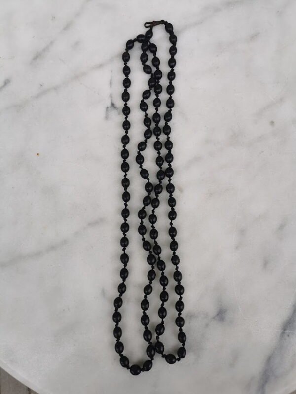 Karoliai ilgi, mediniai, antikvariniai, tarpukario laikų, rasti Kaune. Ilgis 164 cm. Kaina 63