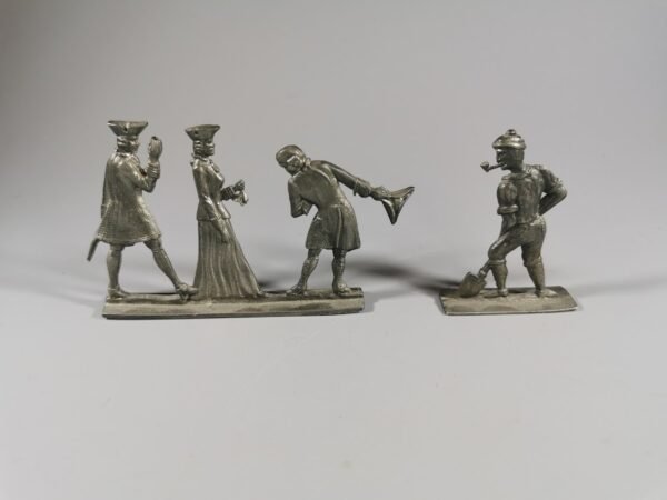 Alavinės figūrėlės, kolekcinės, antikvarinės. Išlikusi etiketė: Vogel Rein Zinn. Vokietija. Kaina 32 už abi.