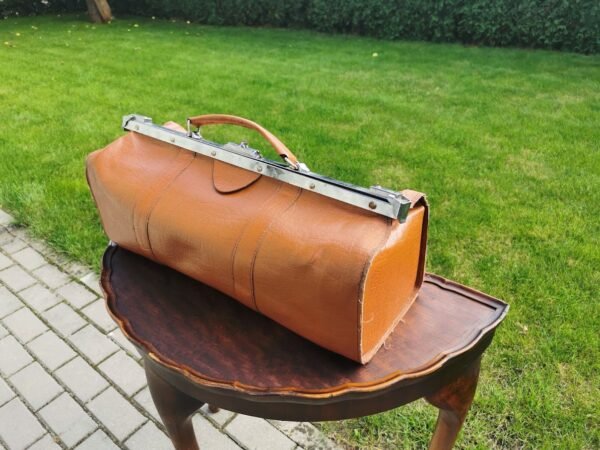 Lagaminas odinis daktaro, kelioninis, vintažinis. Kaina 107