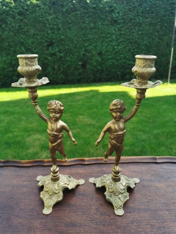 Žvakidės bronzinės, antikvarinio stiliaus - berniukai. 2 vnt. Aukštis 25 cm. Svoris po 500 g. Kaina po 38