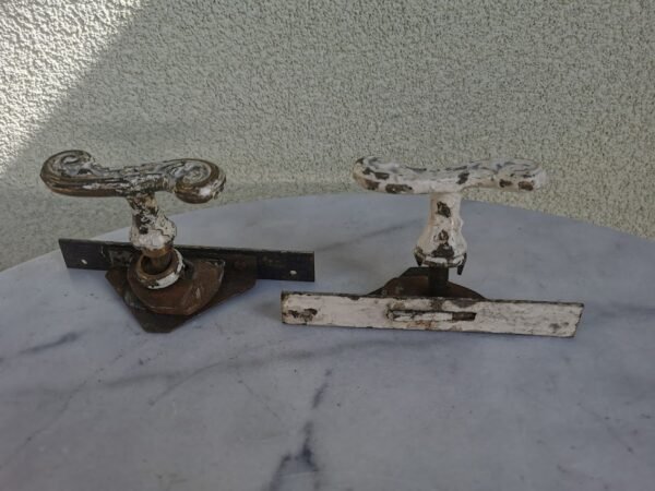 Uždarymo langų užraktai, rankenėlės žalvarinės, antikvarinės. 2 vnt. Kaina po 23