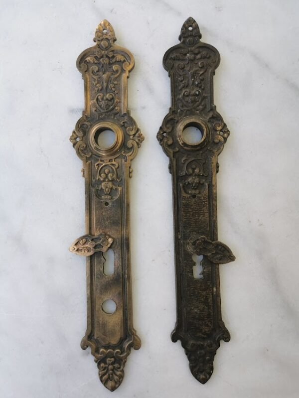 Rankenų apdailos bronzinės, antikvarinės. 2 vnt. Kaina 42 už abi.