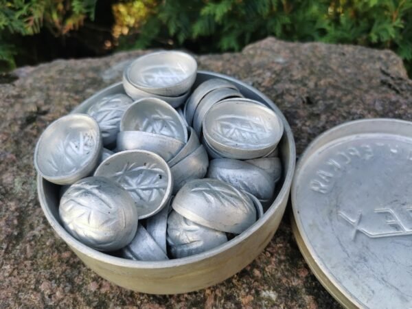 Riešutų, riešutėlių kepimo konditerinės formelės tarybinių laikų. 24 vnt. Kaina 43 už viską.