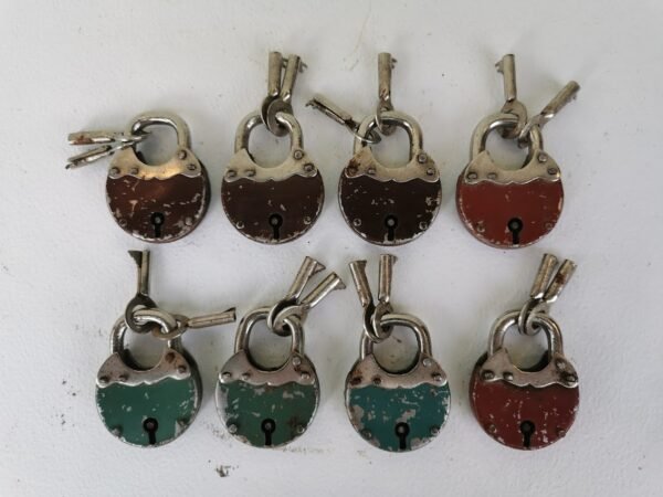Spynelės su raktais antikvarinės, veikiančios. LIKO 4 vnt. PARDUOTA: pirmos trys viršutinėje eilėje ir trečia apatinėje eilėje. Kaina po 17