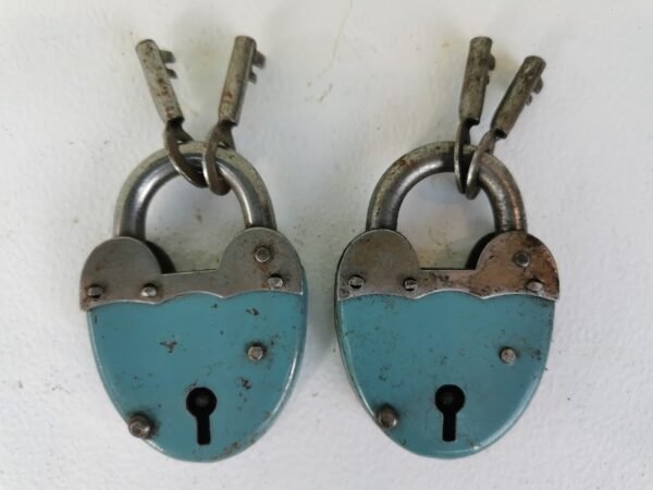 Spynelės su raktais antikvarinės, veikiančios, 2 vnt. Kaina po 27
