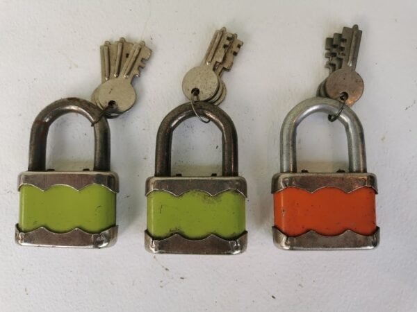 Spynelės su raktais antikvarinės, veikiančios, 3 vnt. Kaina po 23