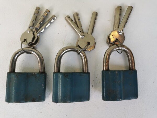 Spynelės su raktais antikvarinės, veikiančios, 3 vnt. Kaina po 23