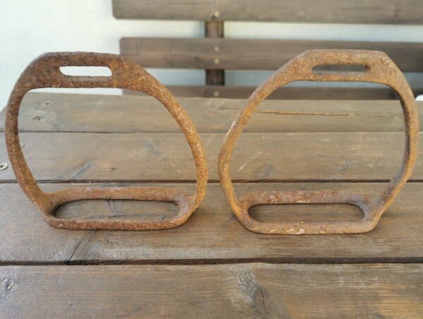 Balnakilpės antikvarinės. 2 vnt. Kaina 33 už abi.