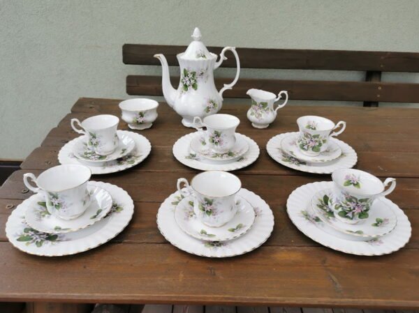 Servizas porcelianinis Royal Albert Bone China England Mayflower. 6 asmenims. Puodelio talpa 130 ml. Kaina 227 už viską