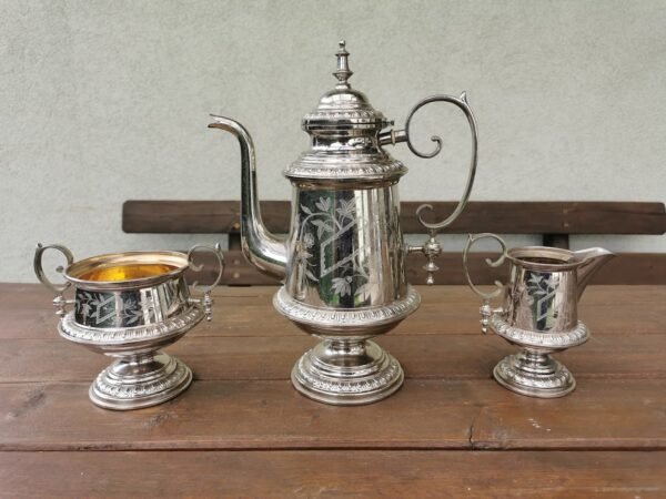 Komplektas antikvarinis, sidabruotas, cukrinė, kavinukas - arbatinukas, grietinėlės-pieno indas. Kaina 73