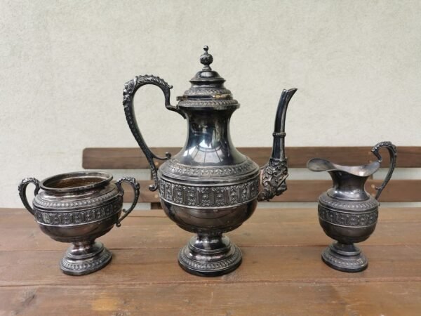 Komplektas antikvarinis, sidabruotas, cukrinė, kavinukas/arbatinukas, grietinėlės-pieno indas. Kaina 88