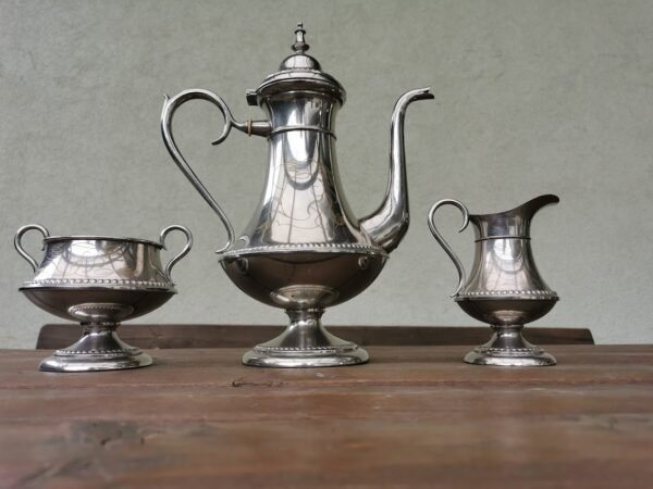 Komplektas antikvarinis, sidabruotas, cukrinė, kavinukas - arbatinukas, grietinėlės-pieno indas. Kaina 63