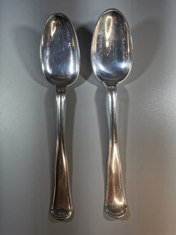Šaukštai sidabriniai, antikvariniai, vienodos formos ir ilgio (22 cm.). Svoris 60 ir 75 gr. Kaina 120 ir 148
