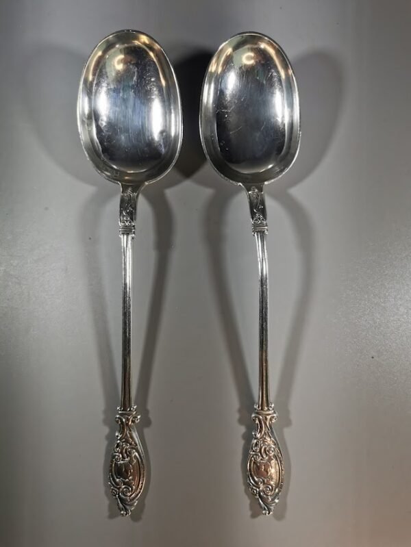 Šaukštai sidabriniai, 2 vnt. antikvariniai, vienodos formos ir ilgio (20 cm.). Abiejų svoris 76 gr. Kaina po 88