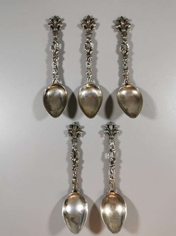 Šaukšteliai sidabriniai maži. 800. 5 vnt. Visų svoris 32 g. Kaina 76 už visus arba 16 už vnt.