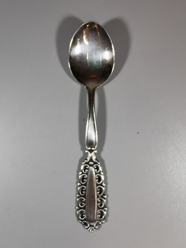 Šaukštelis sidabrinis, antikvarinis. 9 g. Ilgis 10 cm. Kaina 22