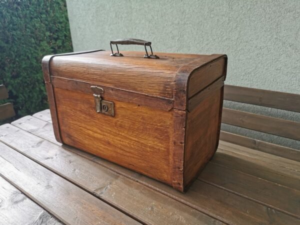 Lagaminas fanerinis antikvarinis. Kaina 107