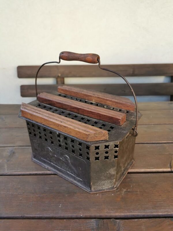 Šildynė, kojų šildytuvas, antikvarinis, medine rankena, prancūziškas. XIX a. pb. Dydis: 14 x 18 x 25 cm. Kaina 78