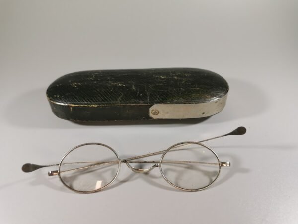 Akiniai su dėklu antikvariniai, prancūziški. Kaina 62