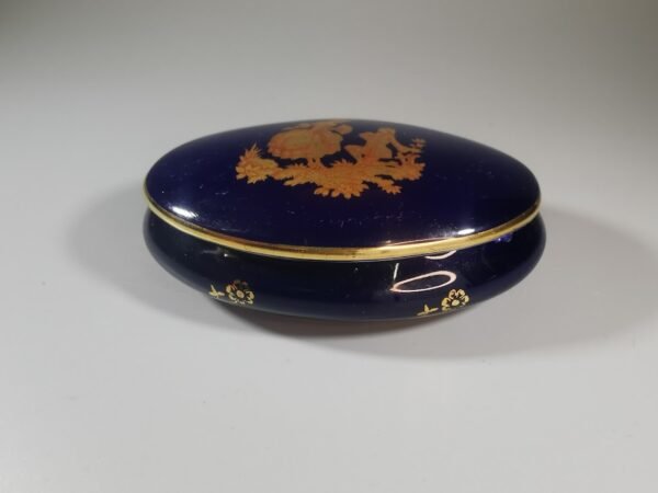Dėžutė porcelianinė Fabrique et decore entierement a Limoges France kobalto spalvos. Kaina 22