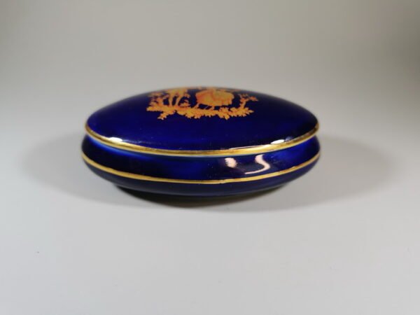 Dėžutė porcelianinė Fabrique et decore Limoges (France) kobalto spalvos. Kaina 28