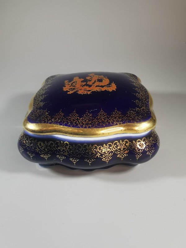 Dėžutė porcelianinė Limoges France, kobalto spalvos, keturkampė. Kaina 32